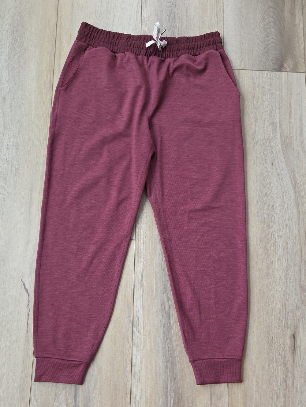 Vuori Performance Jogger Medium Ribbed Burgandy